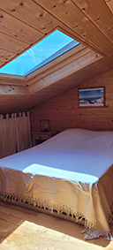 Grand lit en 140 avec fenêtre de toit.