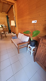 Canapé 2 places dans la partie salon.