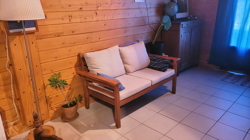 Canapé 2 places dans la partie salon en face de la télévision.