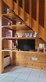 Vue de la télévision sous les escaliers.