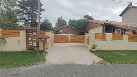 Entrée du terrain depuis la route -vue de face-